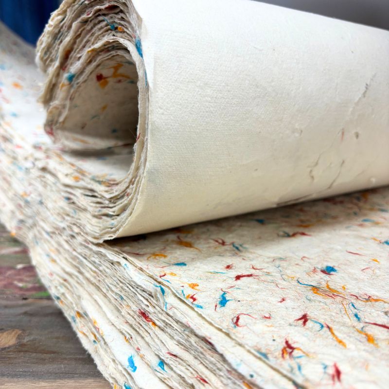 Papier d'Emballage Artisanal Lokta (51x76cm) - Mélange de Couleurs en Coton