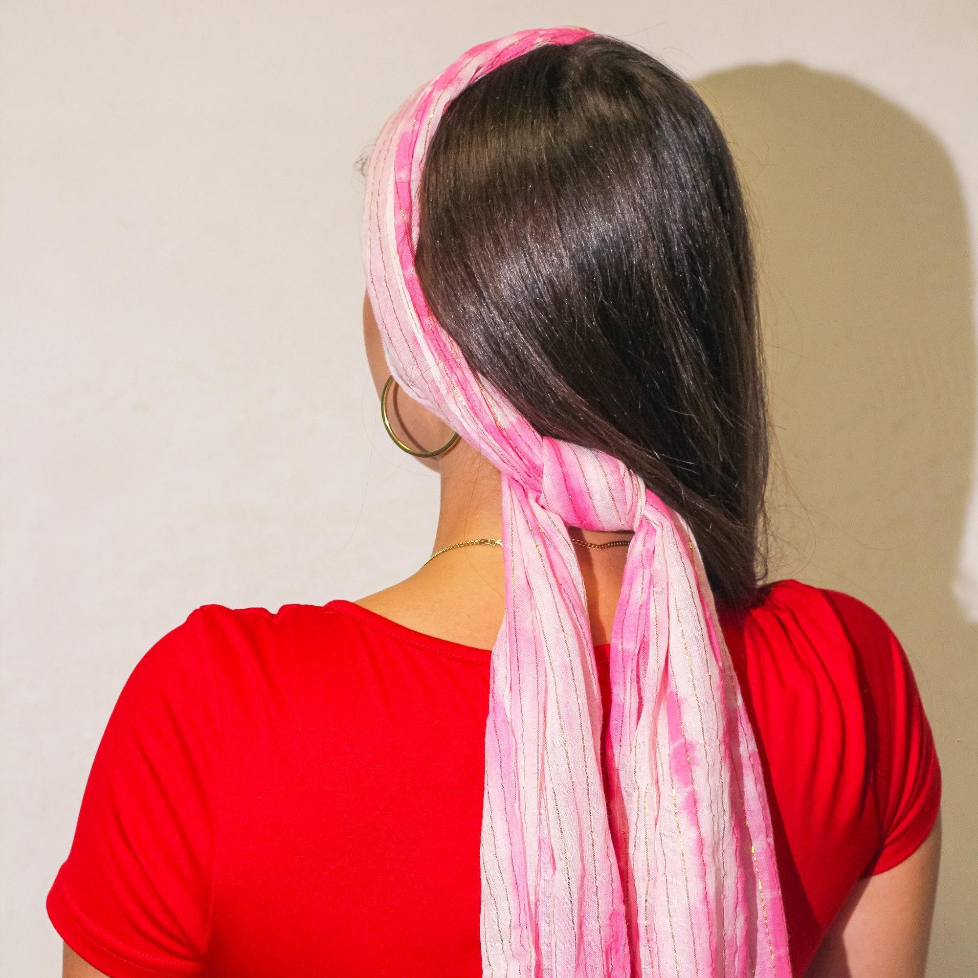 Nomad Sari Bufanda rosa brillante para fiestas – Hilo dorado (180×50 cm)