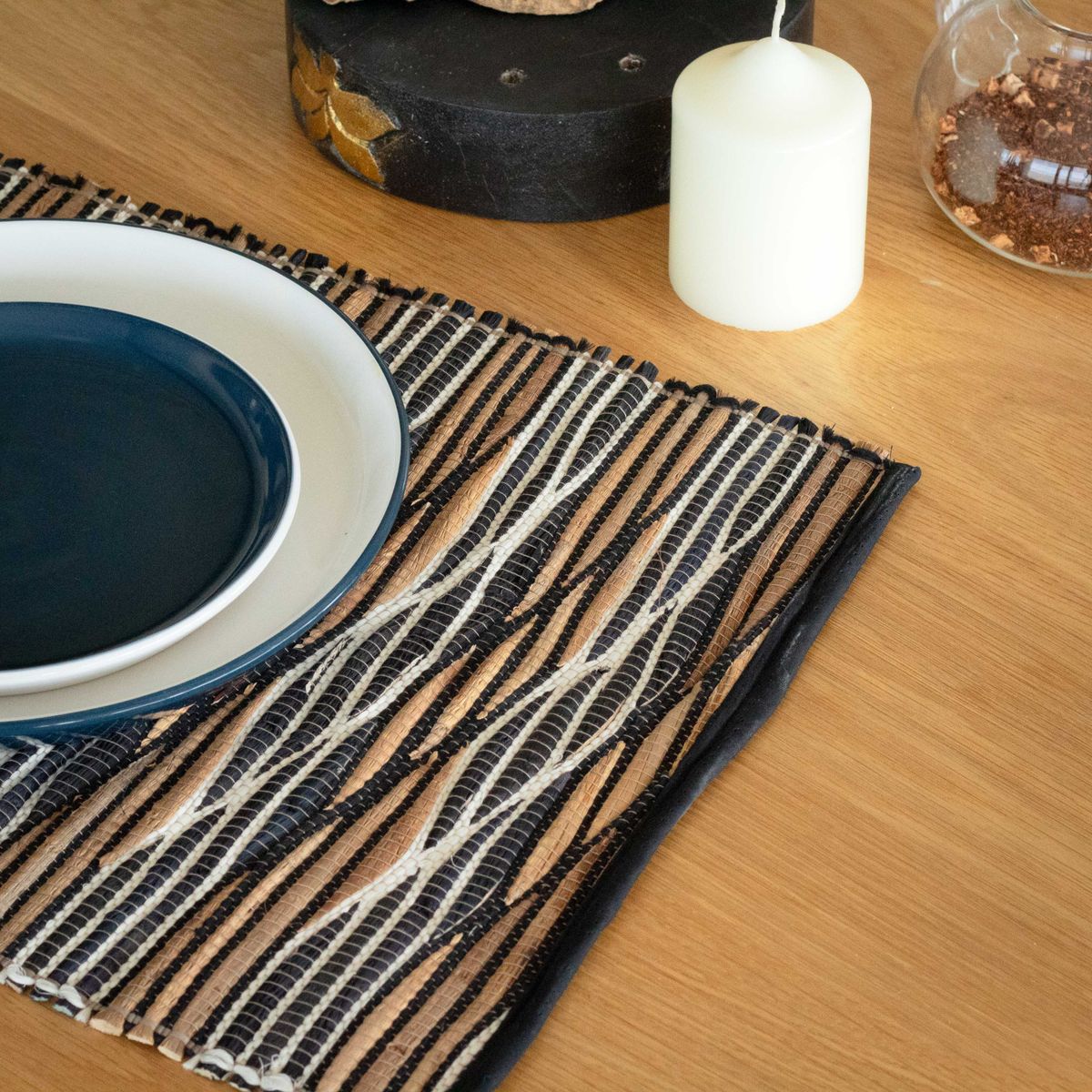 Toalha de Mesa Individual Jacinto de Água Natural - Ondas Brancas e Pretas