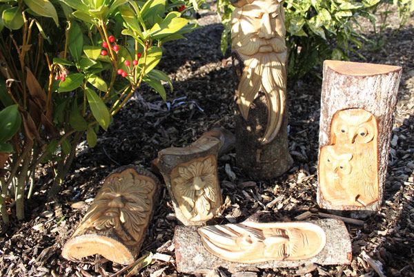 Figuras Talladas en Tronco de Madera