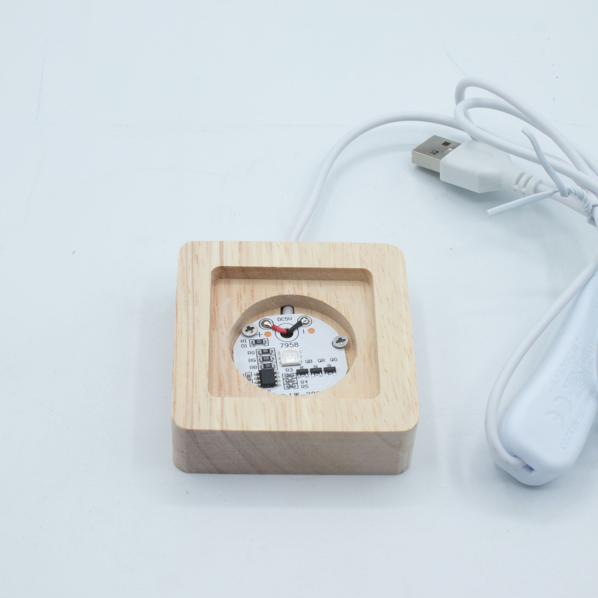 Base USB LED de Madeira Quadrada 6 cm - Multicolorido