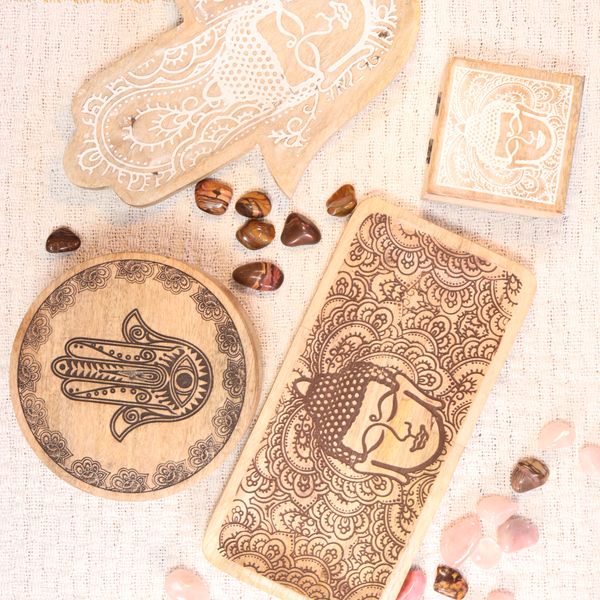 Cajas y bandejas de madera con Hamsa y Buda
