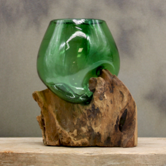 Smält Glas av Återvunna Ölflaskor på Trä