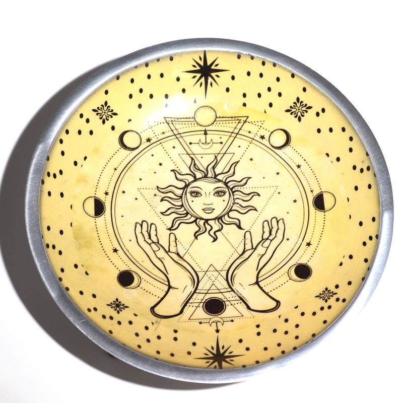 Assiette d'offrande émaillée à trois pieds – Mains & Soleil