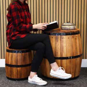 Mesas y taburetes de barril