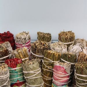 Atados de salvia con envoltorio kraft