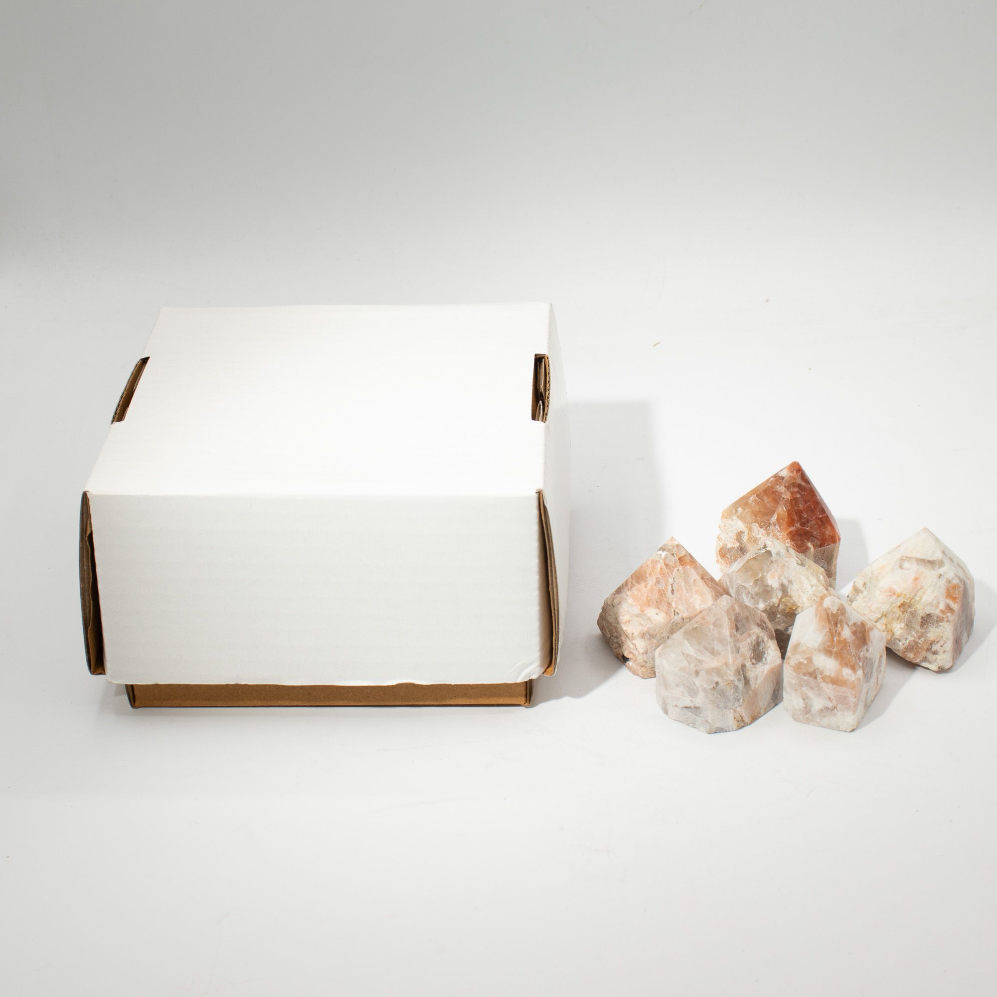Pontas de Pedras Naturais (0,7kg) - Matriz com Turmalina (aprox. 5-6 peças)
