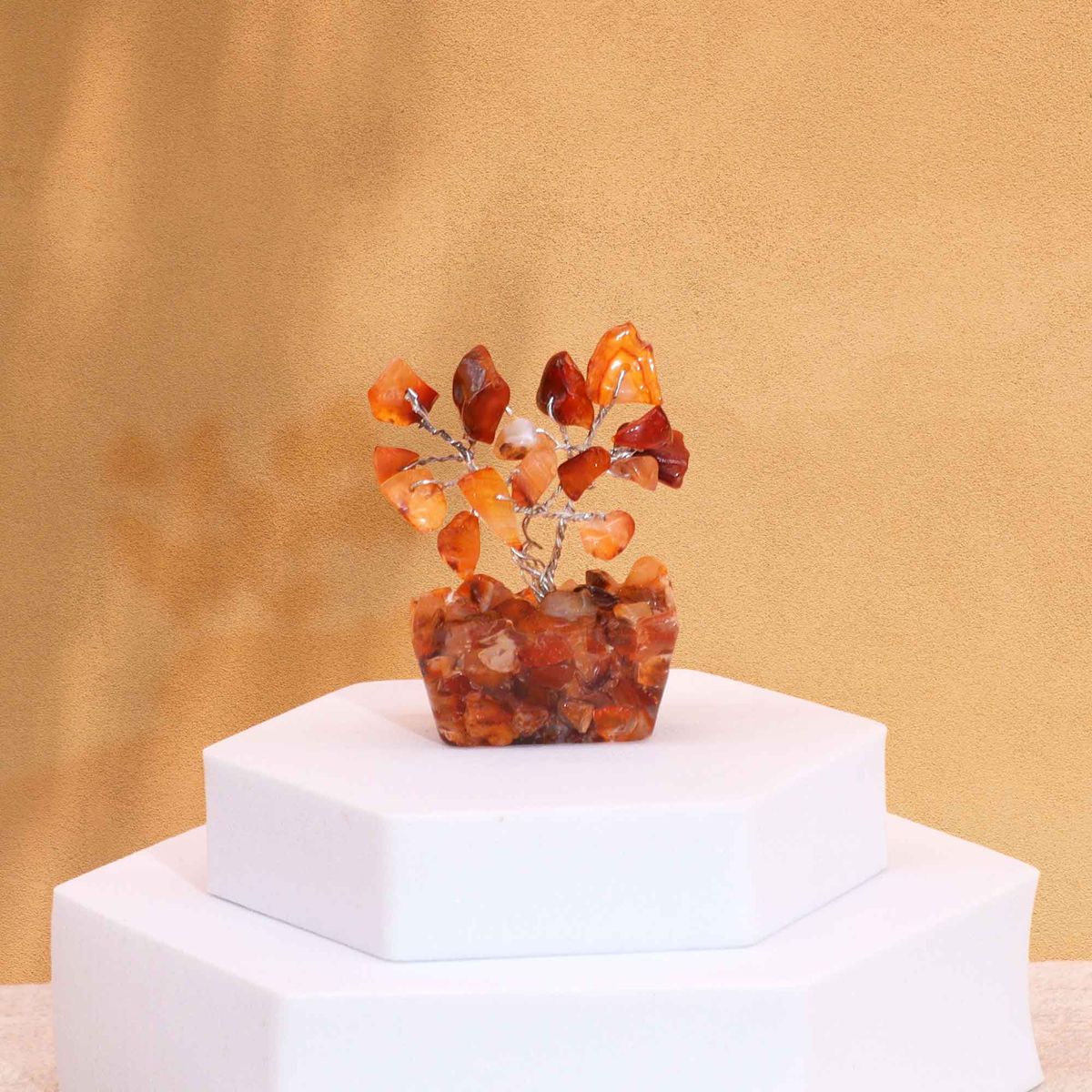 Mini árvore de pedras preciosas sobre base de orgonite - Cornalina (15 pedras)