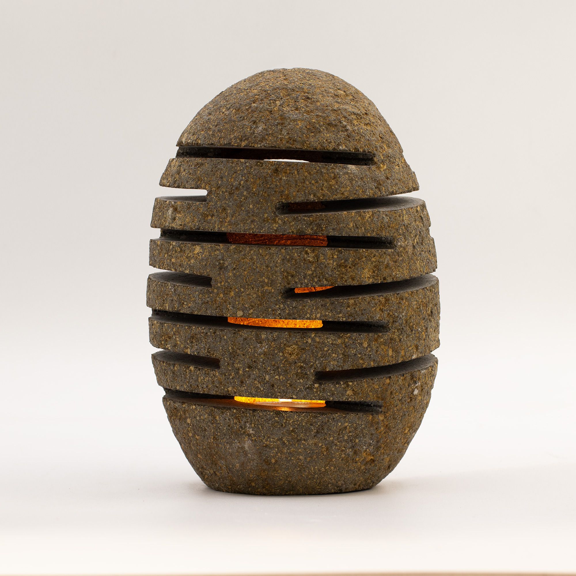 Držač za svijeće od prirodnog riječnog kamena - rezan kamen u stojećem obliku (10x13x22cm)