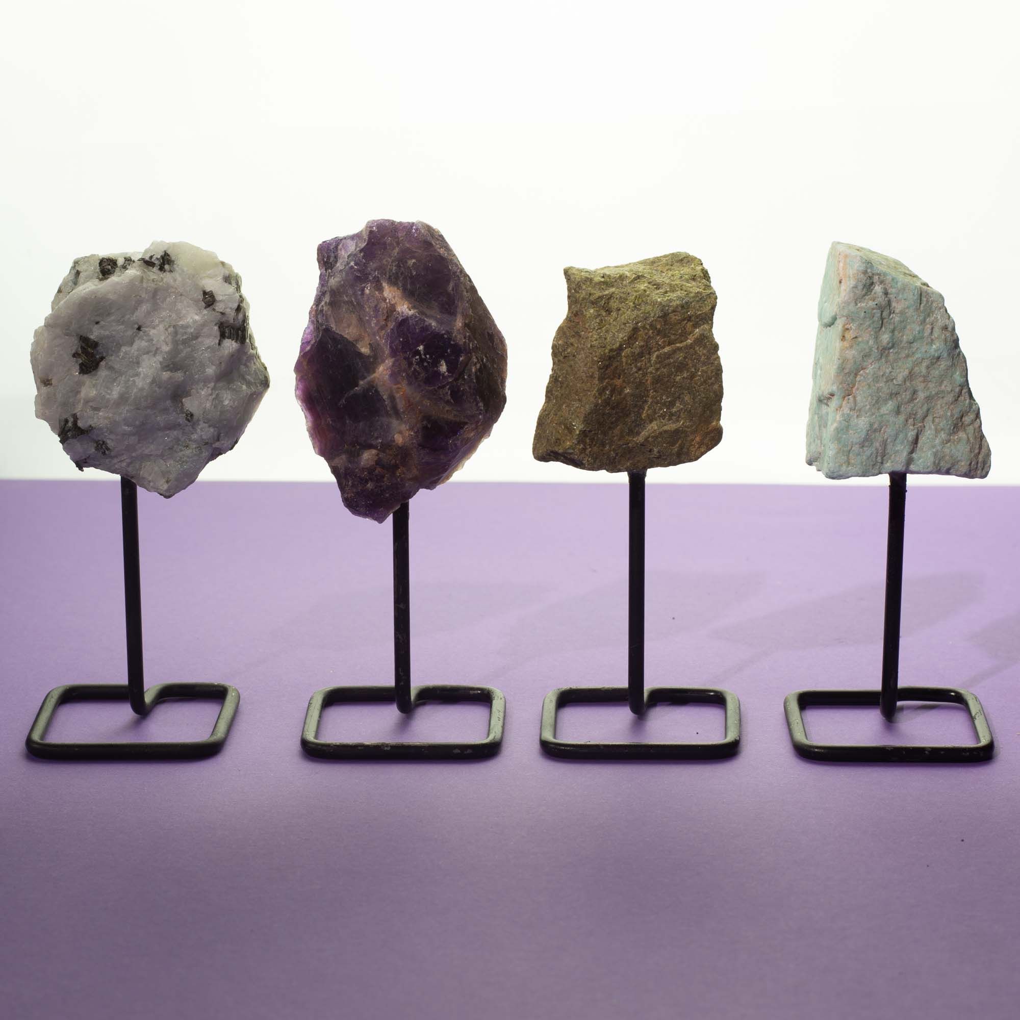 Amostra mineral em suporte metálico – epidoto