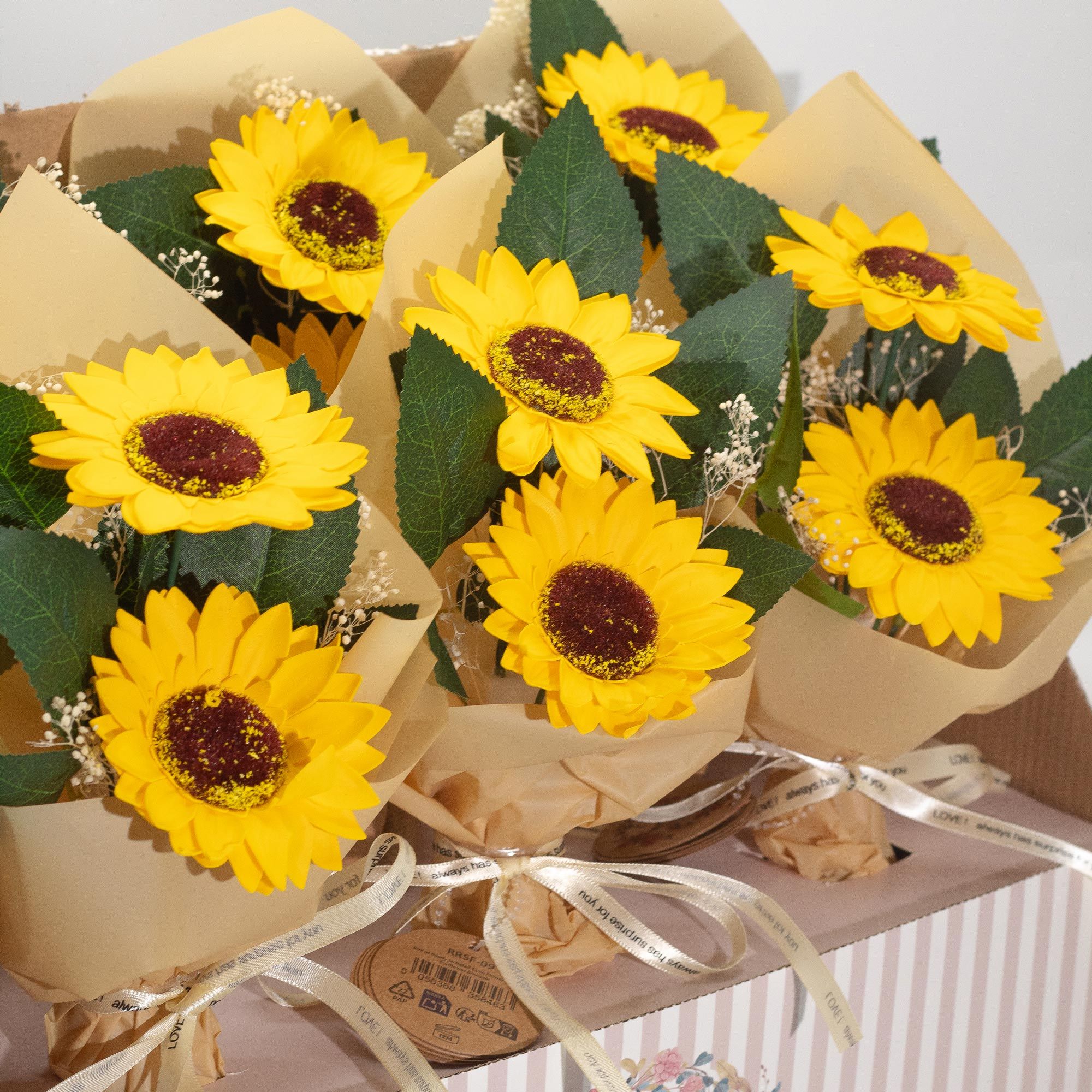 Redo-att-Sälja Tvålblommor - Bukett med Två Solrosor