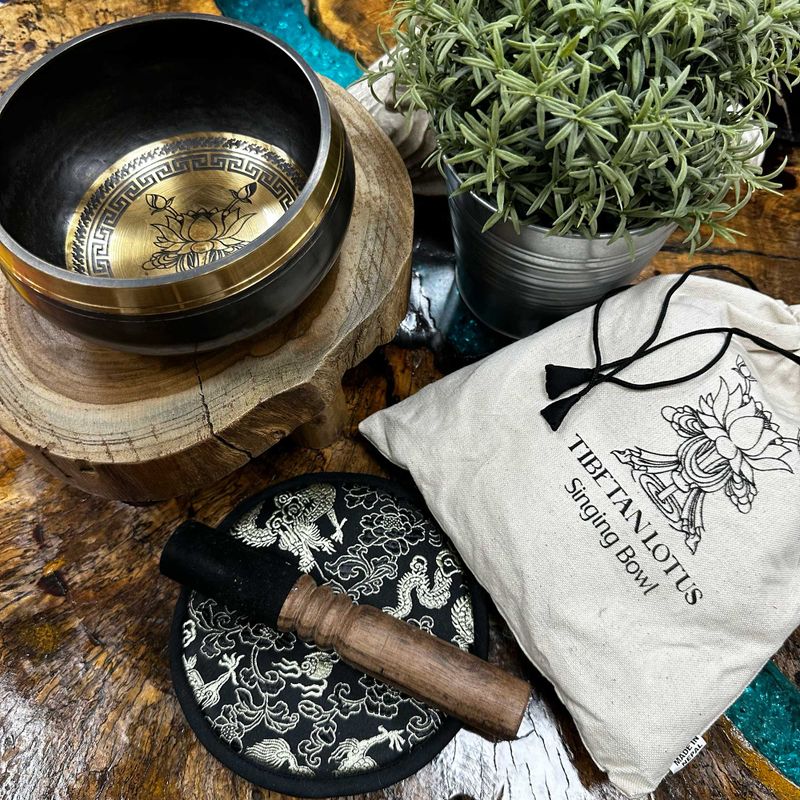 Coffret Cadeau Bol Chantant Battu et Gravé à la Main - 14cm - Fleur de Lotus