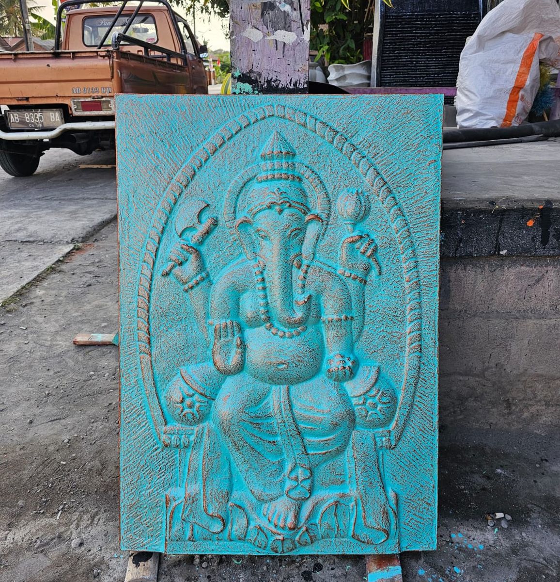 Grande Ganpati em moldura de cimento fibroso turquesa com relevo - 0,7x1 m
