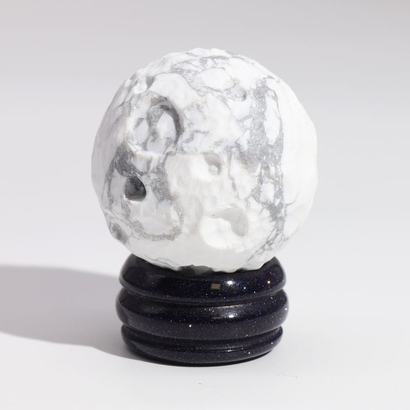 Planète en Howlite Blanc socle Goldstone Pierre de soleil