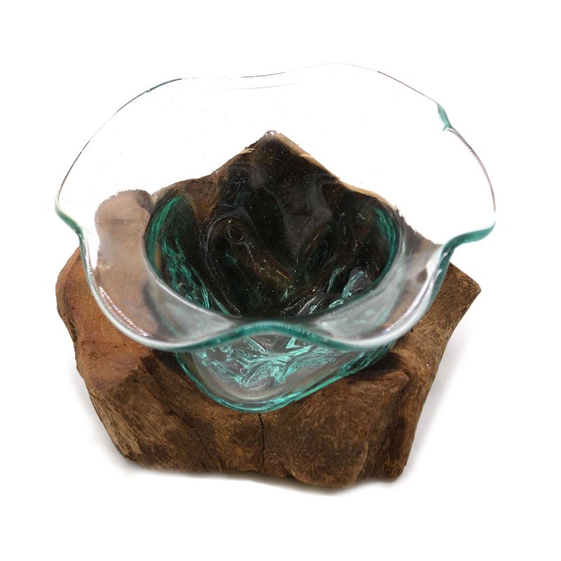 Елегантна купа за десерти от разтопено стъкло върху дървена основа.