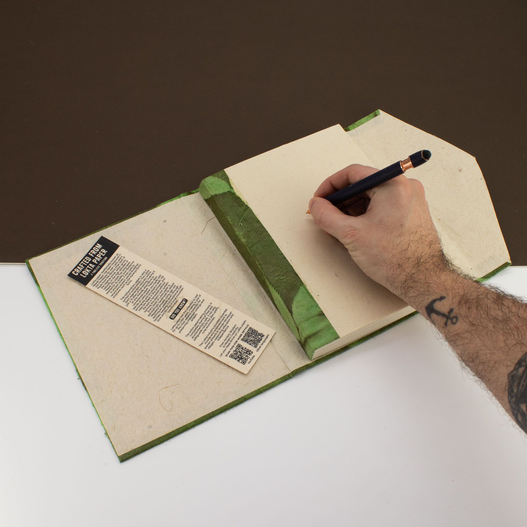 Stor Lokta Anteckningsbok - Stora Blommönster  (21x15cm) - 45 blad - inkl. bokmärke - Mossgrön