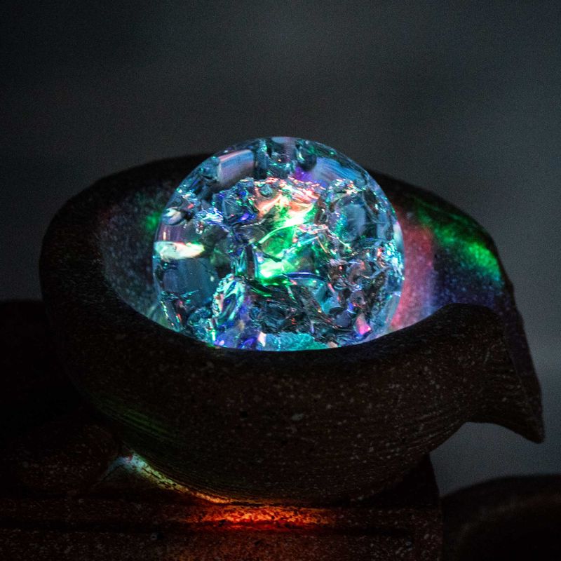 Fântână Arteziană de Masă – 30×20×35 cm – Elefanți Îndrăgostiți, Glob de Cristal, Lumină și Roată de Apă