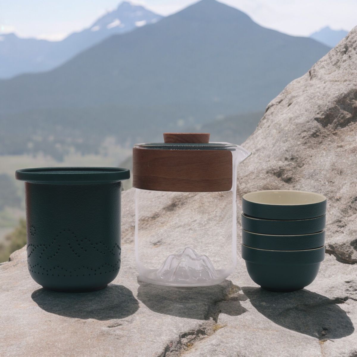 Conjunto de Chá - Viagem à Montanha - Bule e Quatro Chávenas e Estojo de viagem