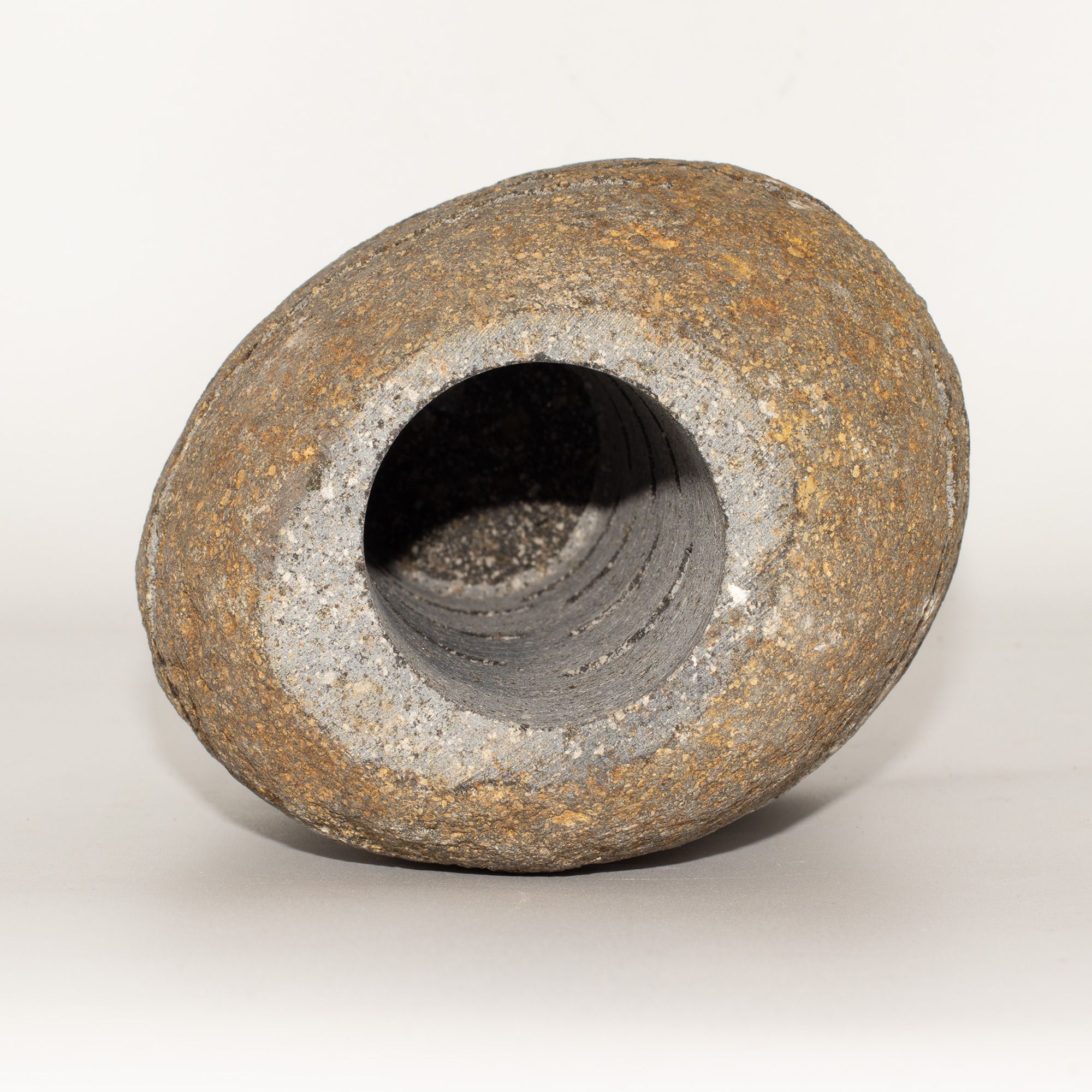 Držač za svijeće od prirodnog riječnog kamena - rezan kamen u stojećem obliku (10x13x22cm)