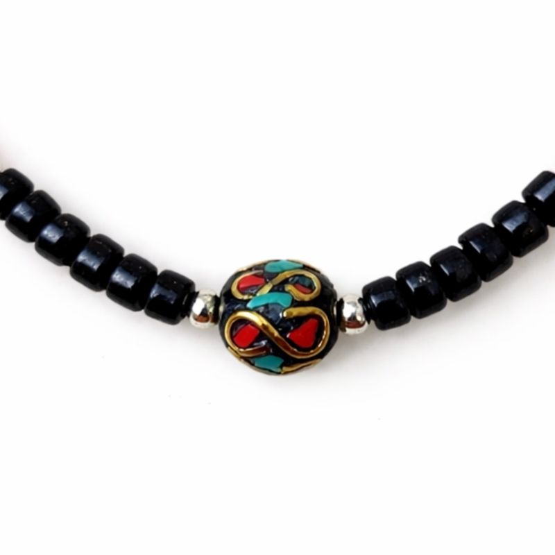 Nepalesisches Om-Anhänger-Set aus Onyx und Koralite (50 cm) und Armband (17 cm)