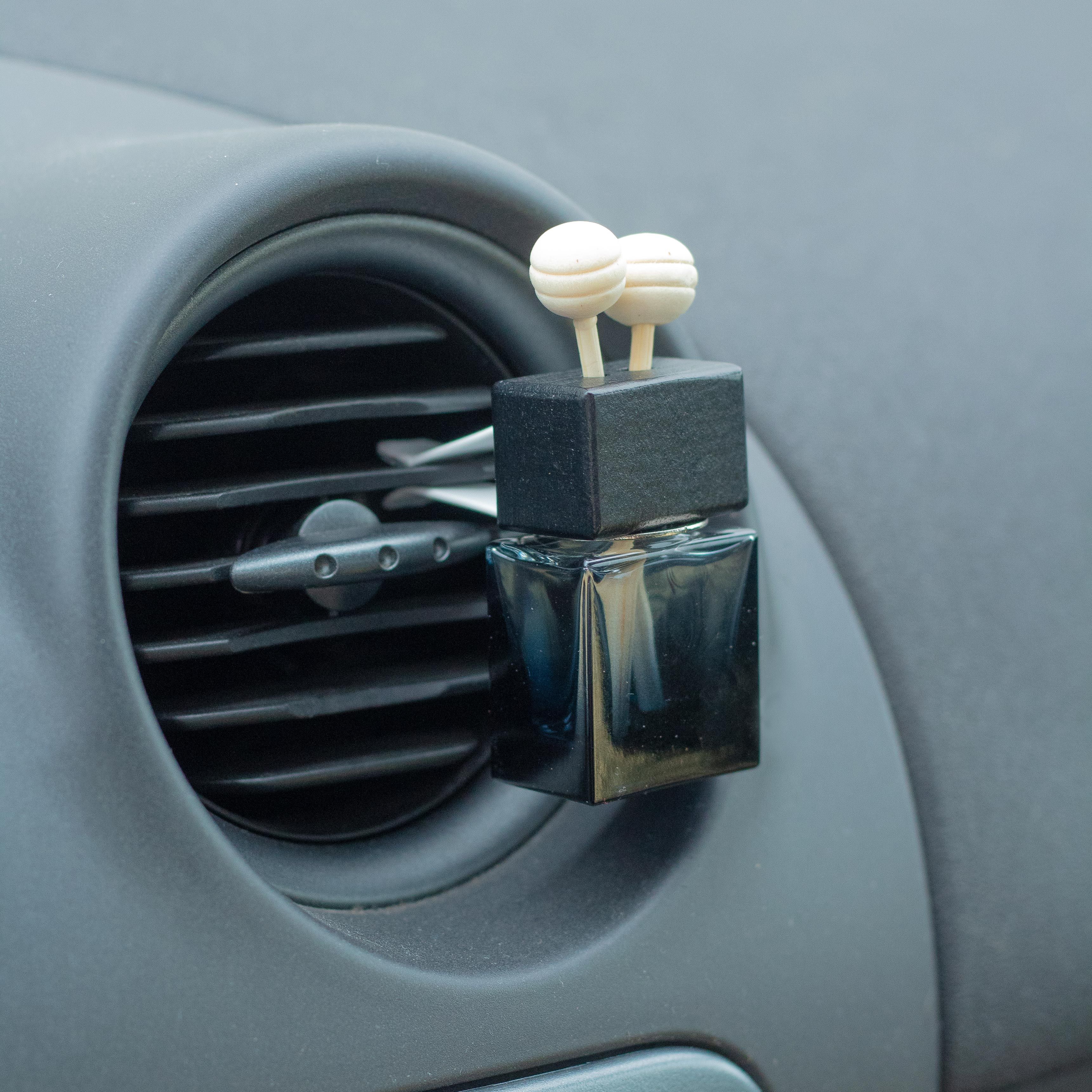 Crna Bočica za Difuzor Automobila s Pričvršćivanjem na Ventilaciju – 8 ml – 3 dizajna x 4