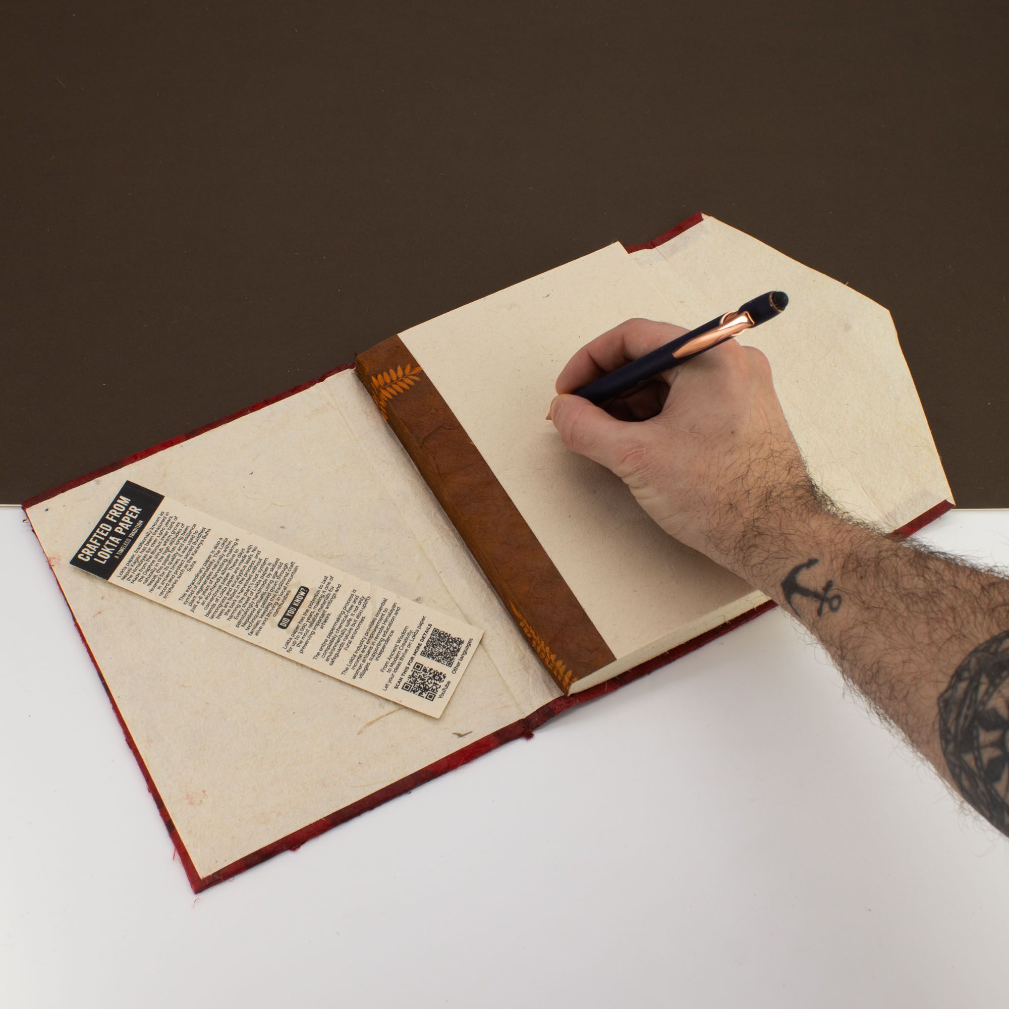 Stor Lokta Anteckningsbok - Stora Blommönster  (21x15cm) - 45 blad - inkl. bokmärke - Rubinröd