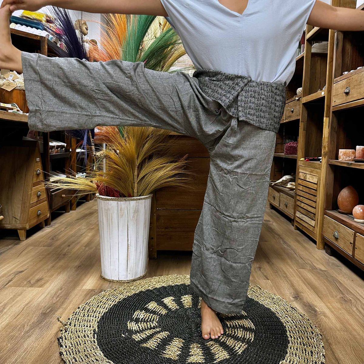 Calças de ioga e festivais - Mantra mandala do pescador tailandês em cinzento