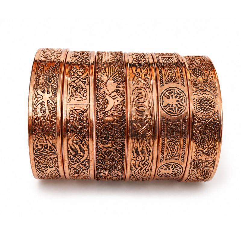 Solida koppararmband i medeltidskollektion med affirmationgravyrer (blandade)
