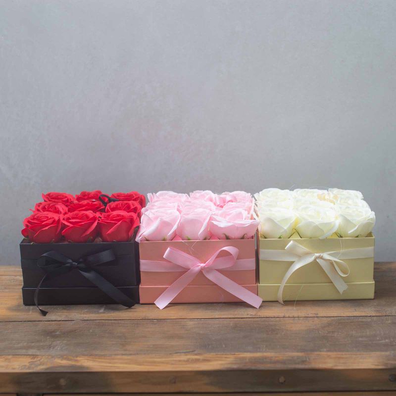 Coffret Cadeau de Fleurs de Savon - 9 Roses Roses - Carré