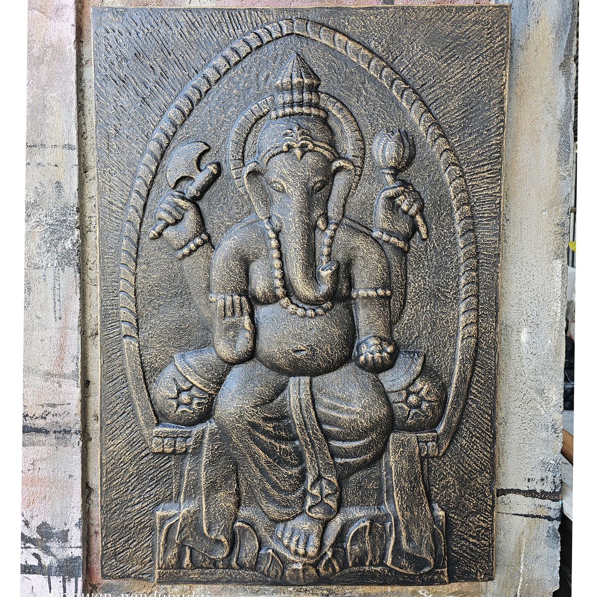 Grande Ganpati em moldura de cimento fibroso dourado antigo com relevo - 0,7 x 1 m