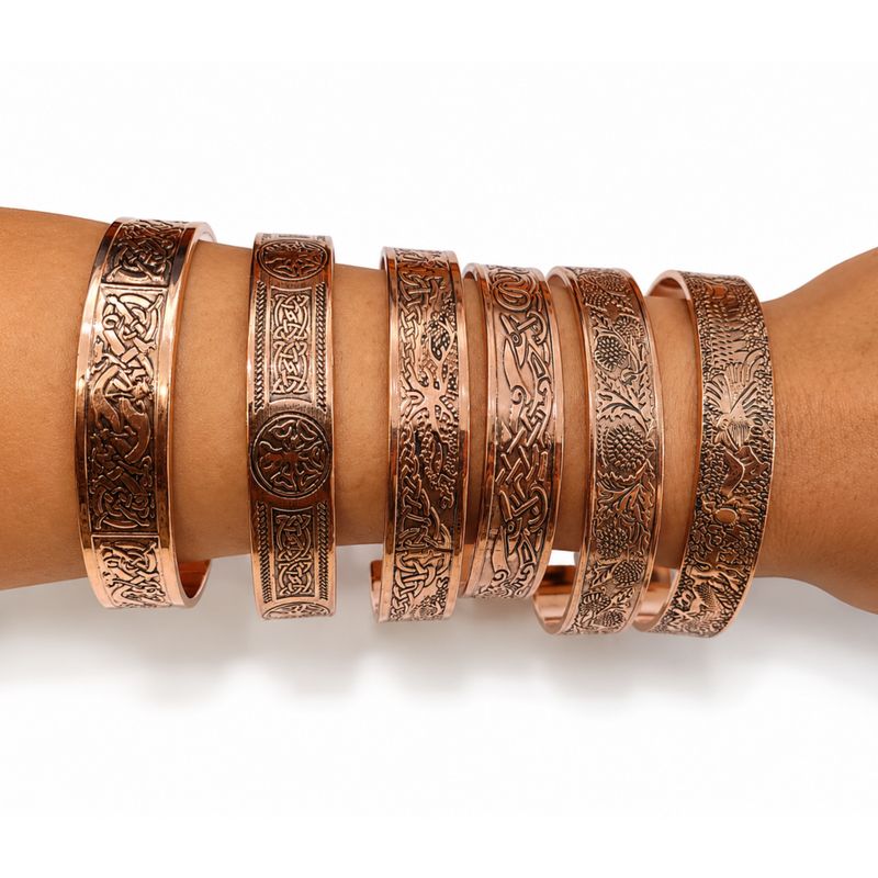 Solida koppararmband i medeltidskollektion med affirmationgravyrer (blandade)