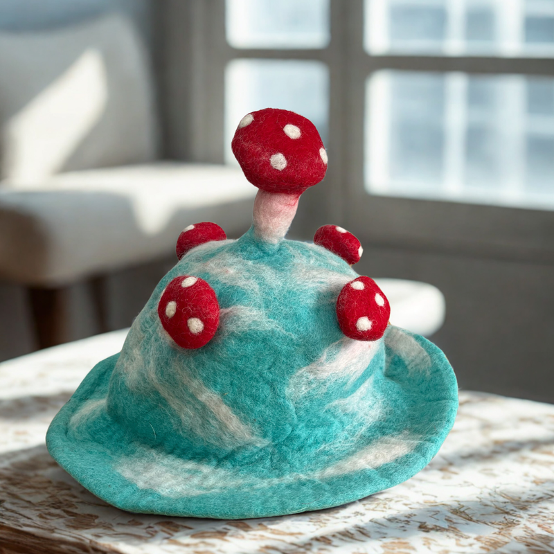 Chapeau Champignon en Feutre  - Immersion dans un Bleu Ciel