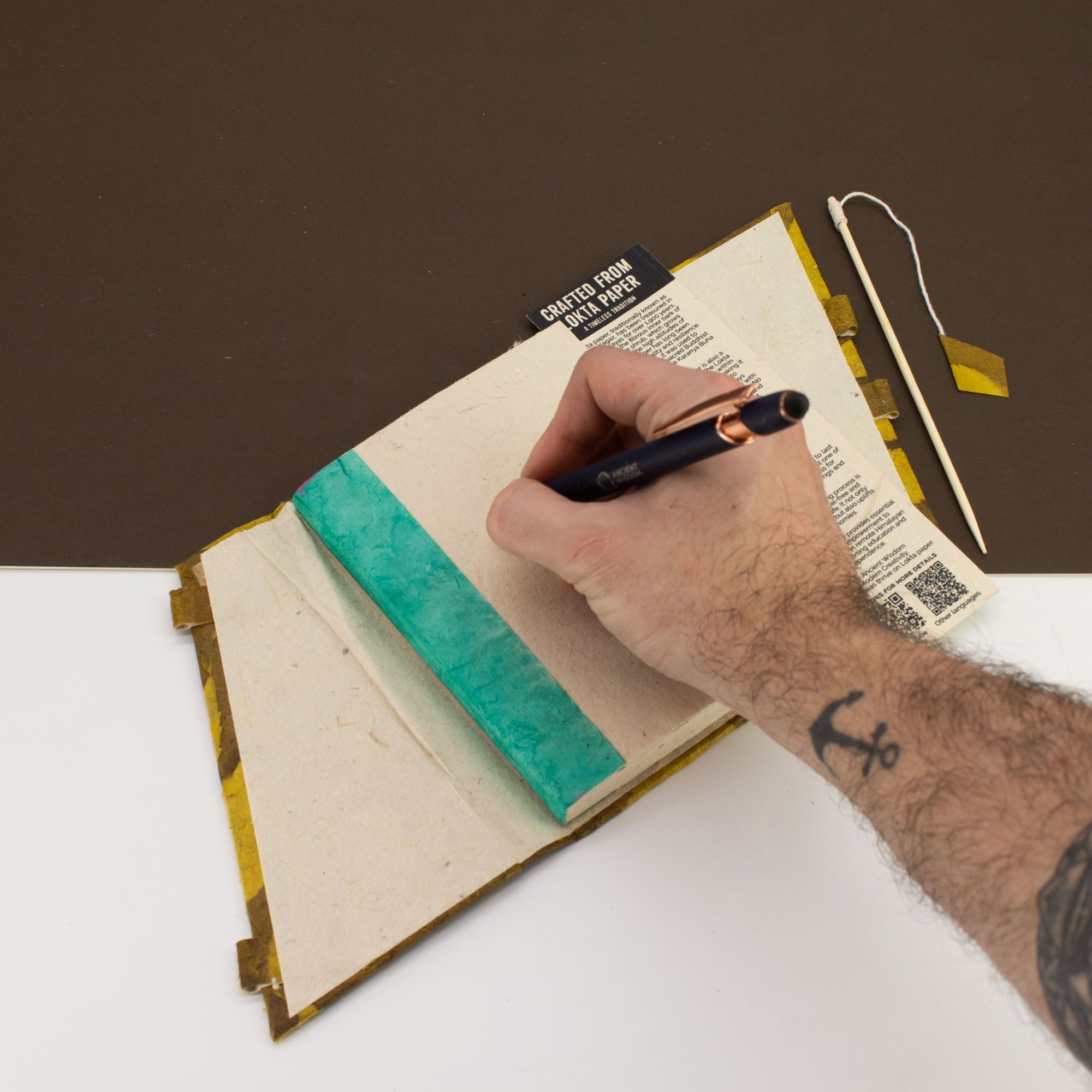 Mellan Lokta Anteckningsbok med Bambulås - Stora Blommönster (15x12cm) - 45 blad - Senapsgrön