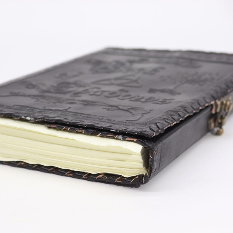 Голяма книга на сенките - черна - 200 страници - с неравни ръбове - 25x18x3 см
