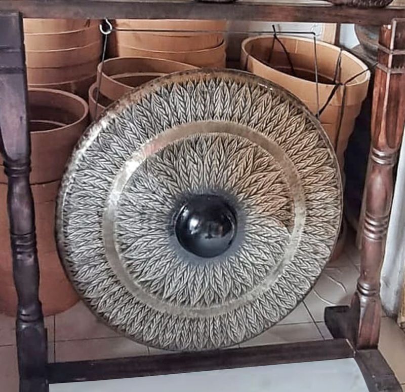 Grand Gong sur Pied Antique marron - 80cm - Noir - motif