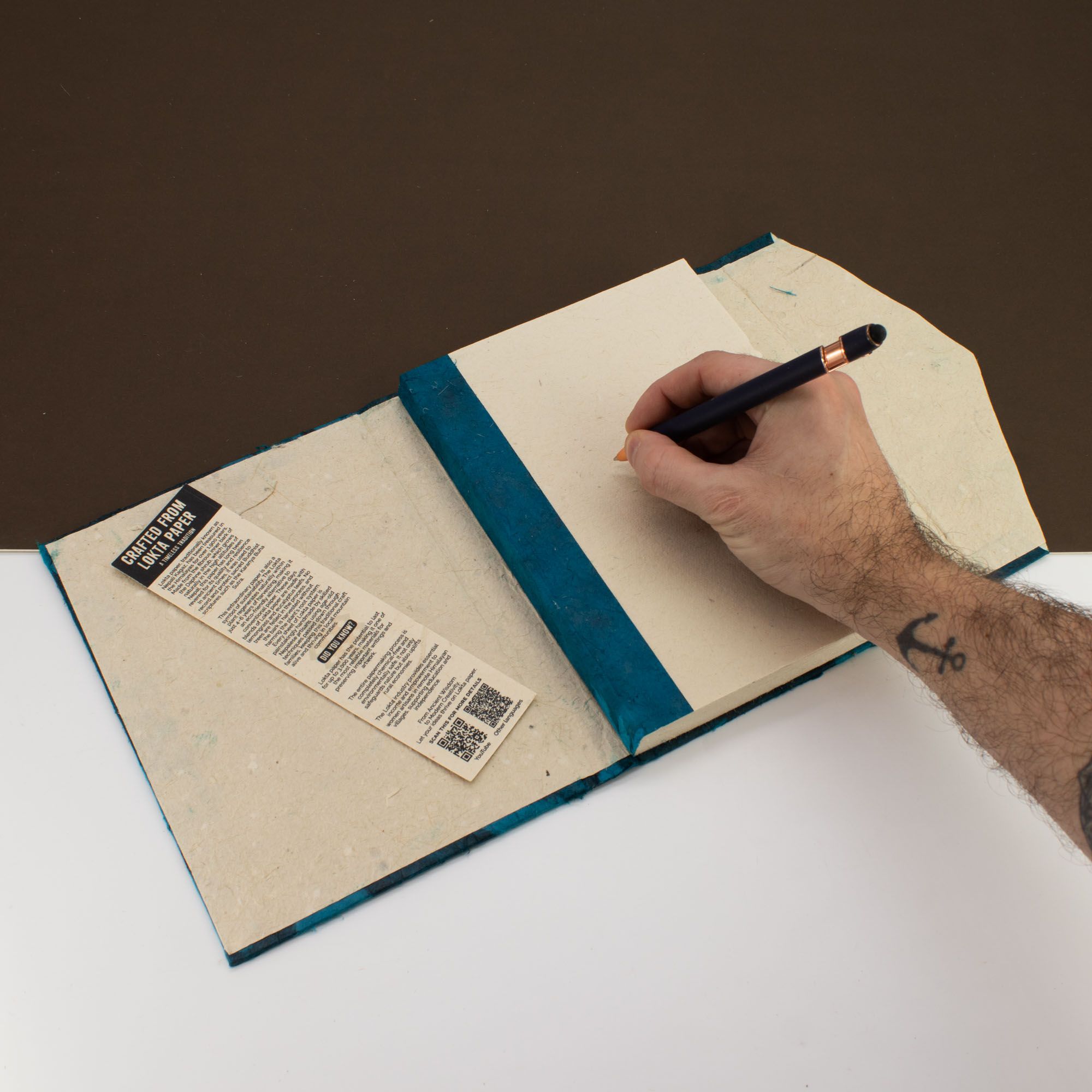 Stor Lokta Anteckningsbok - Stora Blommönster (21x15cm) - 45 blad - inkl. bokmärke - Midnattsblå