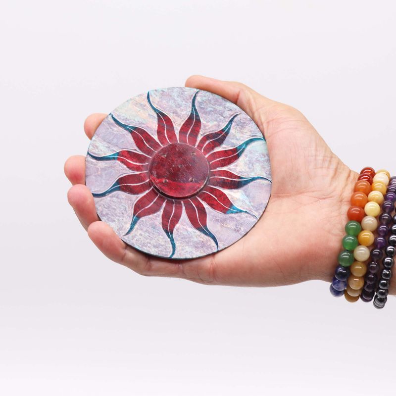 Porte-encens en pierre à savon Disque 10 cm - Fleur de Soleil (porte 5 bâtonnets)
