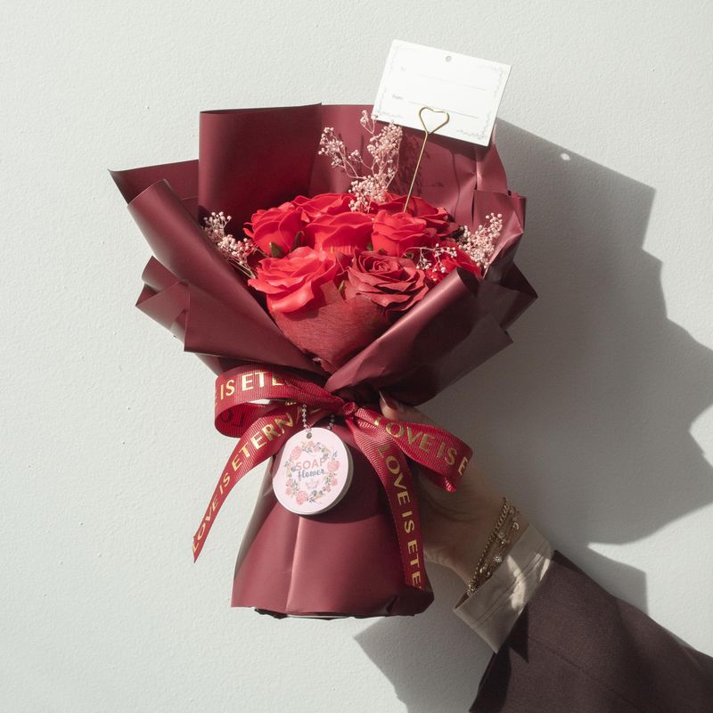 Ramo Grande de Rosas Vermelhas – O Amor é Eterno – Cartão de Presente