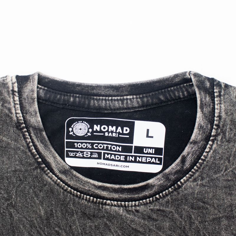 Nomad Sari Camiseta de algodón lavado a piedra - Compás de la Vida - Carbón - Grande