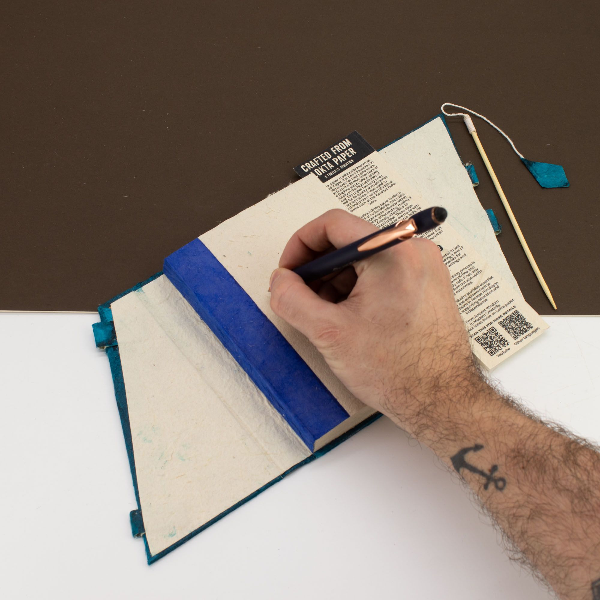 Mellan Lokta Anteckningsbok med Bambulås - Stora Blommönster (15x12cm) - 45 blad - Midnattsblå