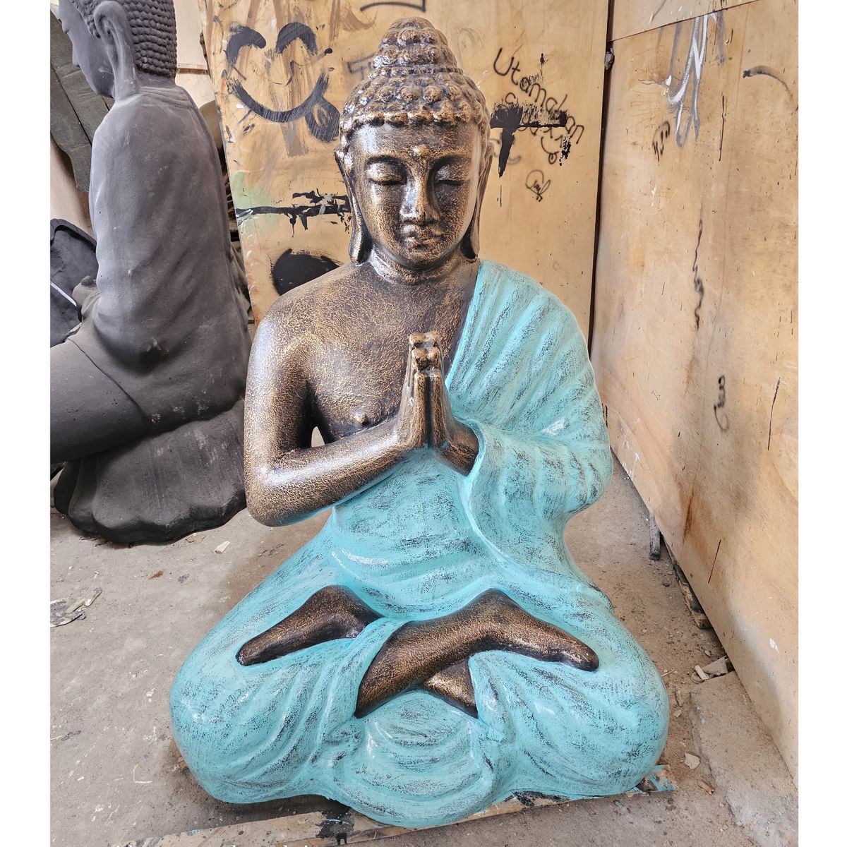 Estátua de Buda em oração, tamanho médio, em turquesa e ouro - 1,2 m de altura