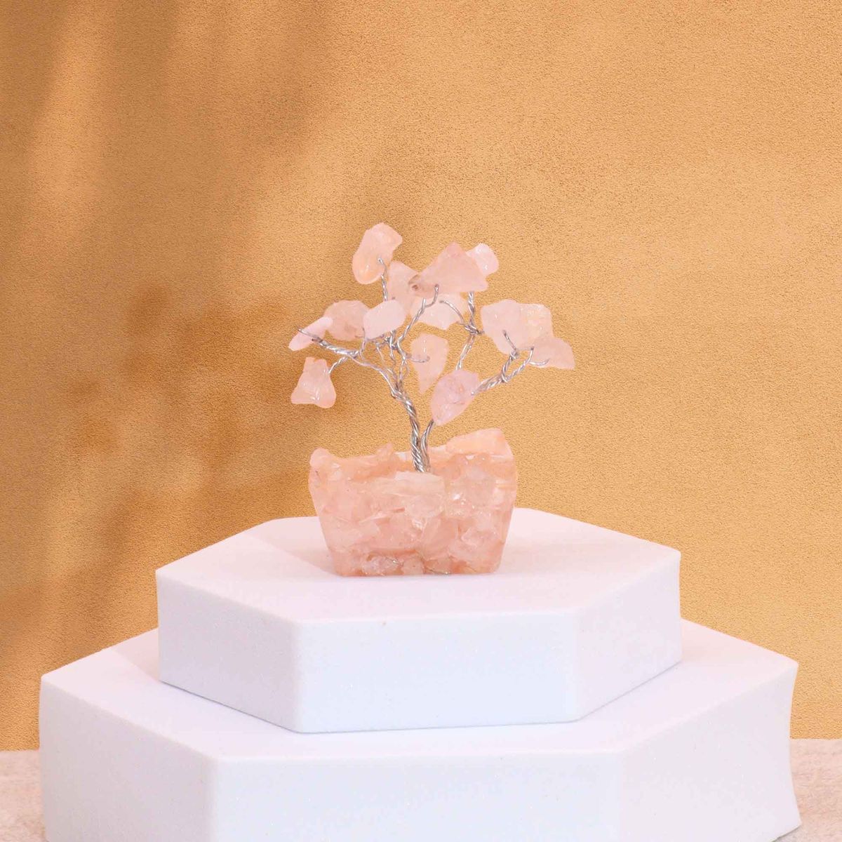 Mini árvore de pedras preciosas sobre base de orgonite - Quartzo rosa (15 pedras)