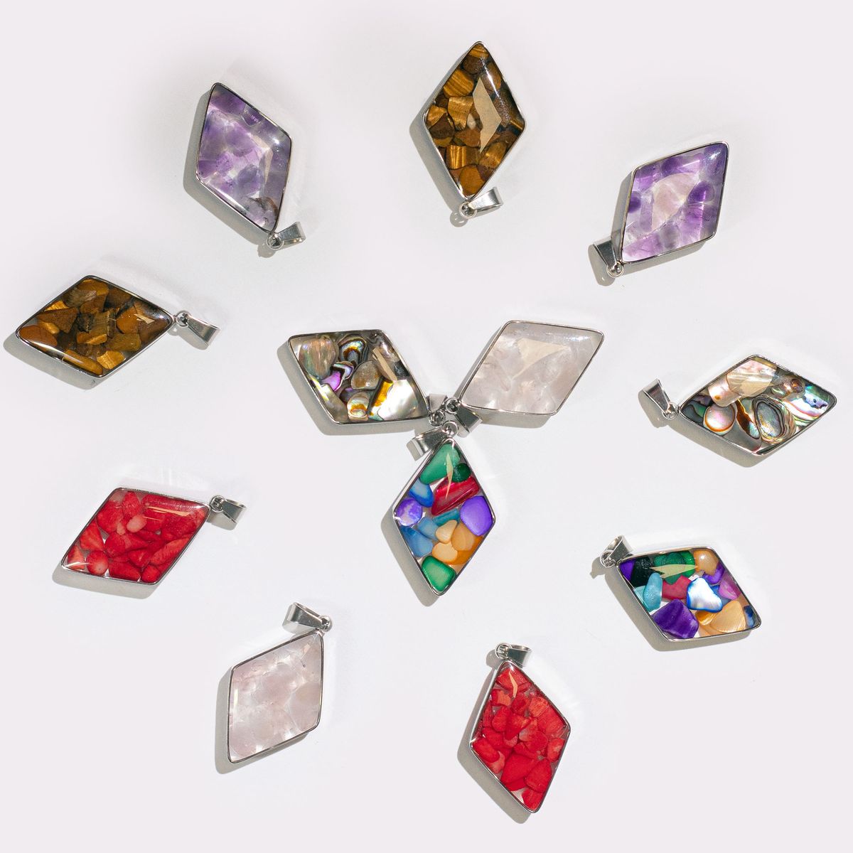 Pingentes em forma de diamante com estrutura em aço - Sortido de pedras preciosas e conchas