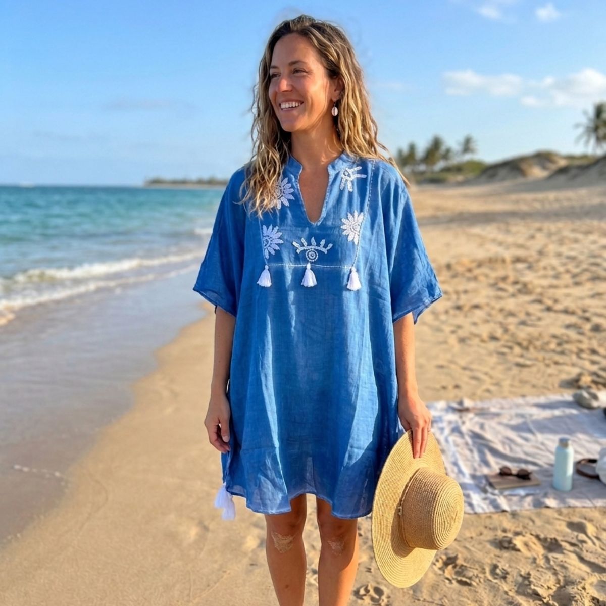 Nomad Sari na Coleção Med - Kaftán - Azul com bordado em crema e borlas