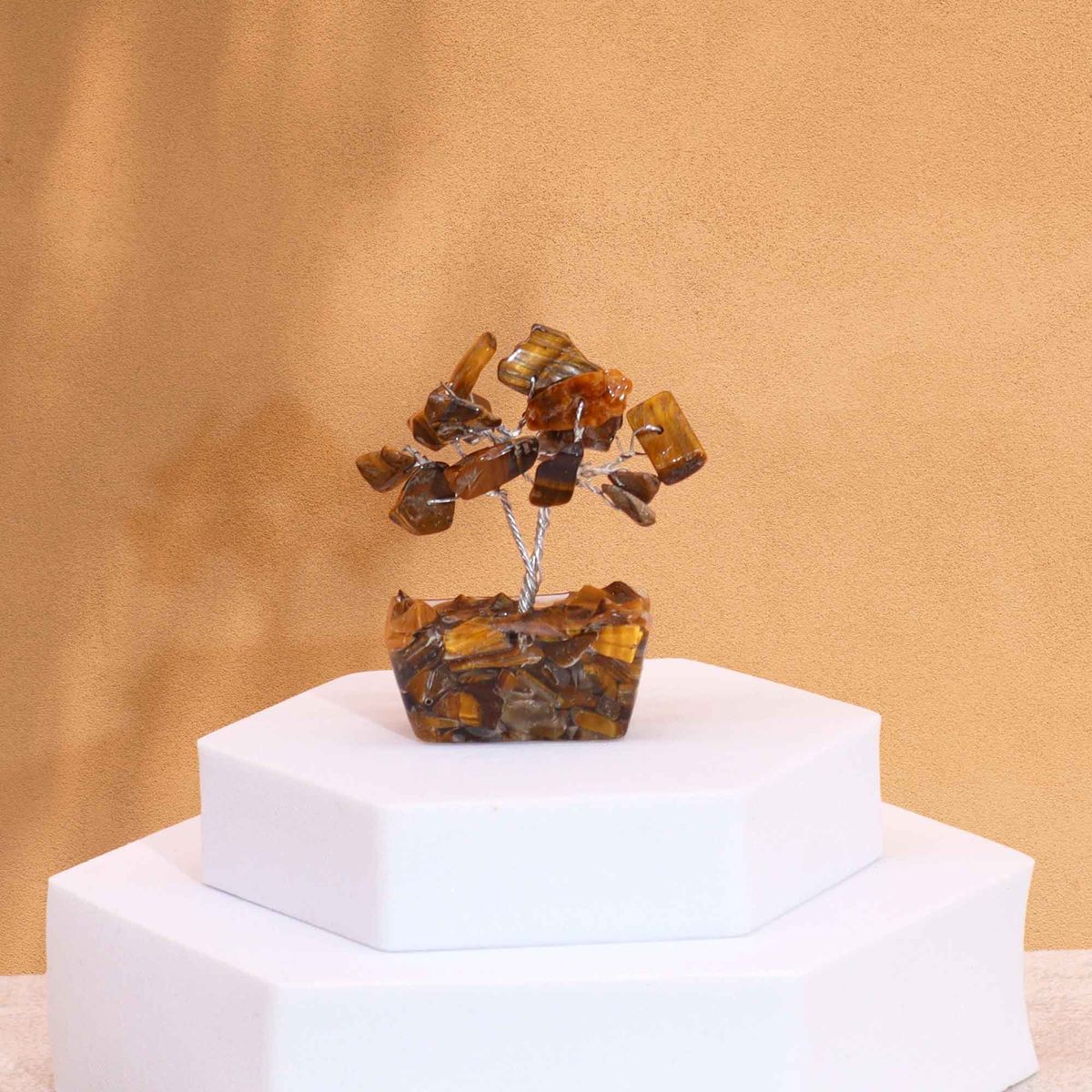 Mini árvore de pedras preciosas sobre base de orgonite - Olho de tigre (15 pedras)