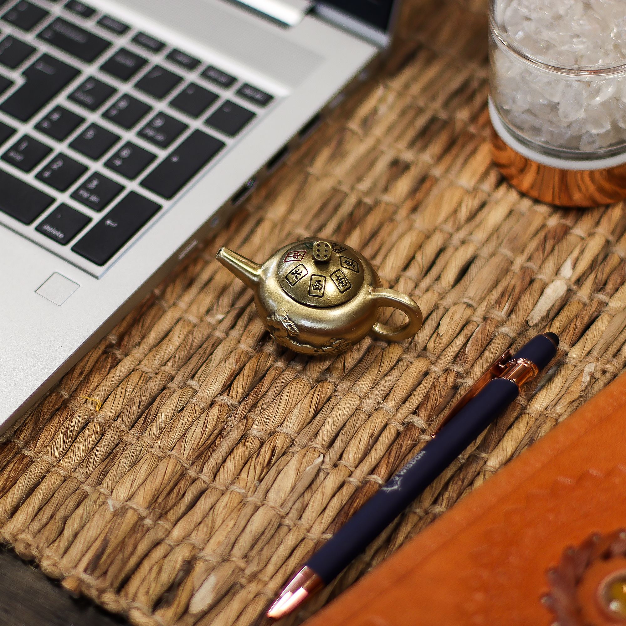 Feng Shui Sudbina – Sretni Čajnik s Kockicama za Okretanje