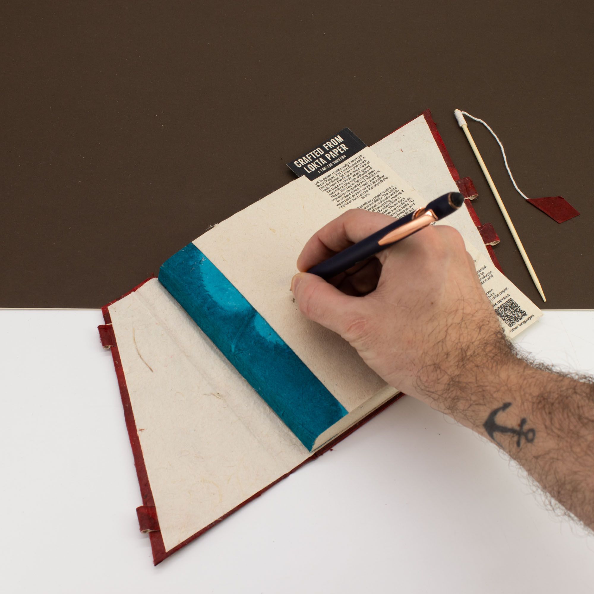 Mellan Lokta Anteckningsbok med Bambulås - Stora Blommönster (15x12cm) - 45 blad - Rubinröd