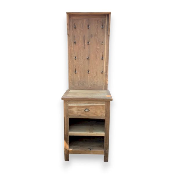 Stalak za Izlaganje s Kukama i Spremištem