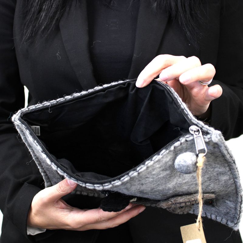 Pochette pour tablette avec marionnettes à doigt