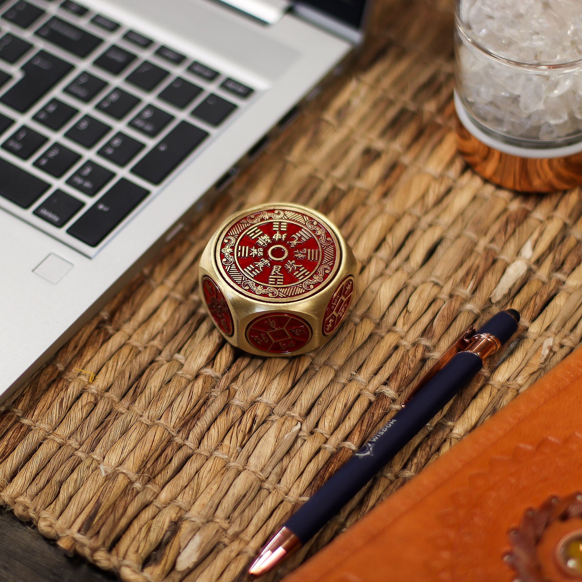 Feng Shui Sudbina – Crveni Kalendar i Kocka s Novčićima – Odabir Sretnog Datuma